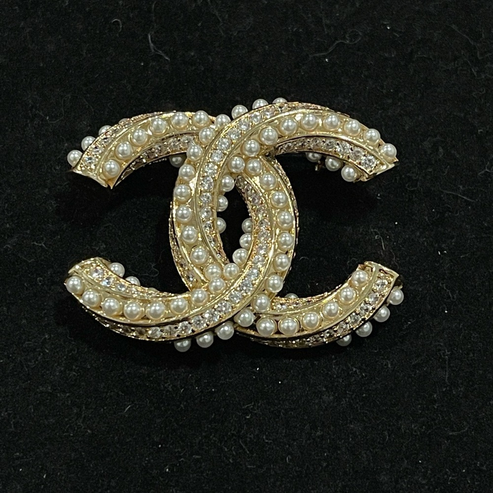 Fashion Jewelry Stamped Gold and Pearl Embellished Brooch